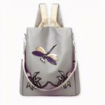 Entdecken Sie diesen bestickten Rucksack mit Blumen- und Schmetterlingsmotiv für Frauen im klassischen Stil. Mit seinem originellen Schmetterlingsmotiv wird dieser Rucksack Frauen auf der Suche nach Originalität begeistern. Dieser Rucksack verleiht Ihrem Look eine elegante Note. Er kann sowohl von einer Frau als auch von einem Teenager zur Schule oder ins Büro getragen werden.