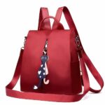 Oxford Rucksack mit Anhänger für Frauen in Rot mit weißem Hintergrund