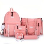 Set von Rucksäcken mit rosa Pompon-Anhänger mit weißem Hintergrund