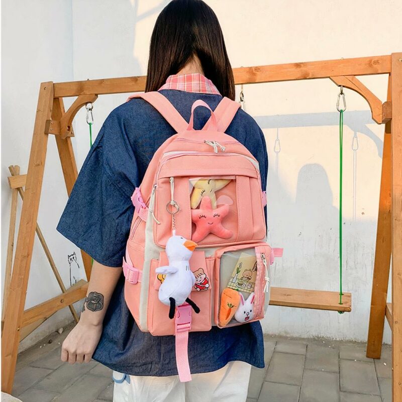 Vierteiliger Rucksack aus Oxford-Gewebe mit Plüsch-Schlüsselanhänger auf dem Rücken eines Mädchens