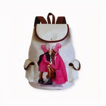 Leinenrucksack mit Mutter- und Tochtermotiv auf hellgrauem Hintergrund.