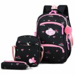 man sieht auf einem weißen Hintergrund einen schwarz-rosa Rucksack mit einer kleinen Umhängetasche und einem Schulmäppchen