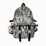Rucksack mit Zebradruck und einem schönen Motiv auf dem Rücken eines Mädchens. Gute Qualität und sehr trendy.