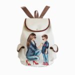 Weißer Rucksack mit braunen Konturen, mit einem Motiv, das eine Mutter und ihren Sohn im Profil darstellt