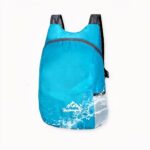 Dies ist ein Rucksack, der sich perfekt für Sport, Wanderungen im Freien oder Reisen eignet. Der Rucksack ist leicht und wasserabweisend, einfach und bequem zu handhaben und zu tragen und bietet ein Gesamtvolumen von weniger als 20 Litern, um all Ihre Sachen zu verstauen.
