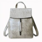 Dieser Lederrucksack im Vintage-Stil ist perfekt für die moderne Frau, die unterwegs ist. Er ist aus echtem Rindsleder gefertigt und daher langlebig und robust, sowie wasser- und verschleißfest. Darüber hinaus ist er geräumig genug, um alle Ihre Essentials aufzunehmen und hat einen bequemen Schultergurt für einen einfachen Transport.