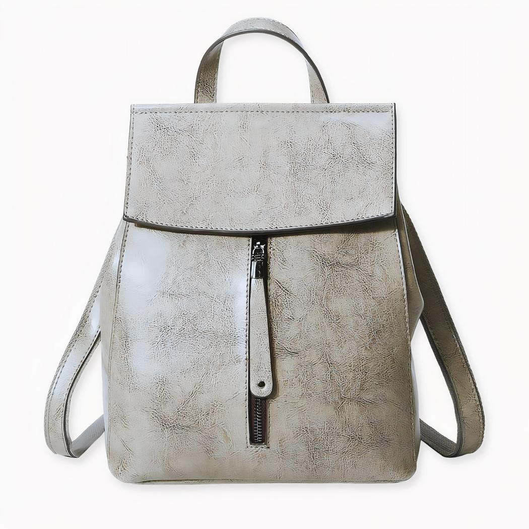 Dieser Lederrucksack im Vintage-Stil ist perfekt für die moderne Frau, die unterwegs ist. Er ist aus echtem Rindsleder gefertigt und daher langlebig und robust, sowie wasser- und verschleißfest. Darüber hinaus ist er geräumig genug, um alle Ihre Essentials aufzunehmen und hat einen bequemen Schultergurt für einen einfachen Transport.