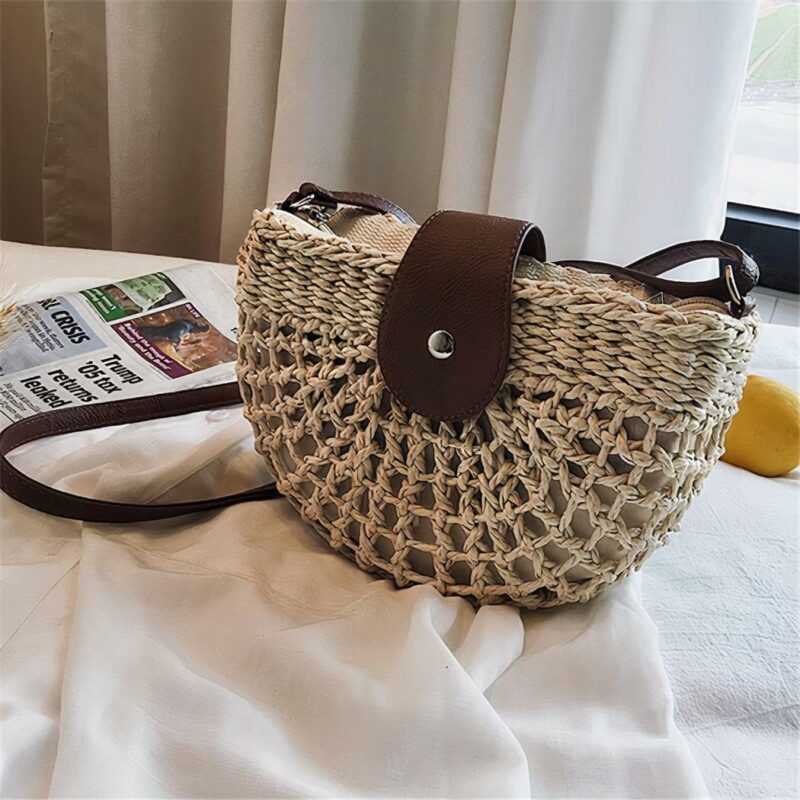 Sommerliche Bohemien-Schultertasche für Frauen auf einem Bett mit Verschluss in braun