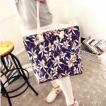 Floral Strandtasche für Frauen, getragen von einer Frau mit einem Stuhl in einem Haus