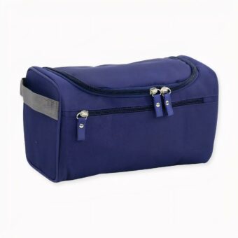 Sind Sie gerne organisiert? Dann ist diese Kosmetiktasche genau das Richtige für Sie! Sie hat mehrere Taschen, so dass Sie alle Ihre Make-up- und Kosmetikprodukte an einem Ort aufbewahren können. Und sie ist perfekt für Reisen, da sie leicht ist und nicht viel Platz einnimmt. Die Tasche ist aus hochwertigem Nylon und Polyester gefertigt und ist langlebig und praktisch.