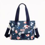 Diese Handtasche mit Blumenmuster für Frauen ist genau das, was Sie brauchen, um Ihrem Arbeits- oder Reiseoutfit einen Hauch von Stil zu verleihen. Das Polyestergewebe ist modisch und langlebig, was sie zu einer perfekten Wahl für den täglichen Gebrauch macht. Ob Sie ins Büro gehen oder unterwegs sind, diese Handtasche wird Ihnen helfen, alles organisiert und griffbereit zu halten.