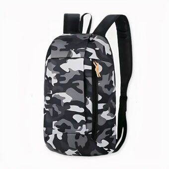 Ultraleichter Wanderrucksack mit Camouflagemuster in grau und schwarz mit weißem Hintergrund
