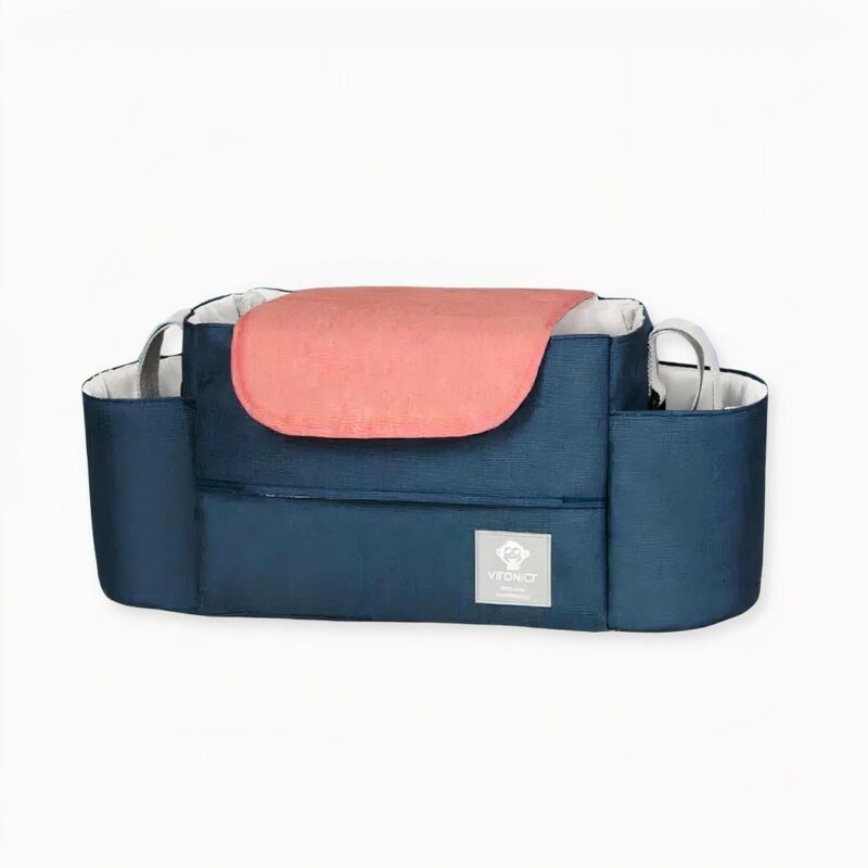 Dies ist das unverzichtbare Reiseaccessoire für stilvolle Eltern, die unterwegs sind: die Polyester-Aufbewahrungstasche für den Kinderwagen! Diese elegante und praktische Tasche ist aus hochwertigem Polyester gefertigt, wodurch sie leicht und dennoch langlebig ist. Das zweifarbige Design ist einfach, aber elegant und die Tasche ist mit einem Becherhalter ausgestattet.