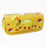 Gelbes Schulmäppchen mit Pikachu auf dem Bauch. Eine Klappe aus Kunstleder verschließt das Mäppchen mit zwei Fächern.