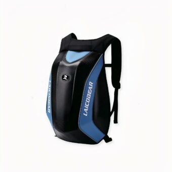 Wasserdichter, dehnbarer Motorrad-Rucksack in blauer Ausführung auf hellgrauem Hintergrund.