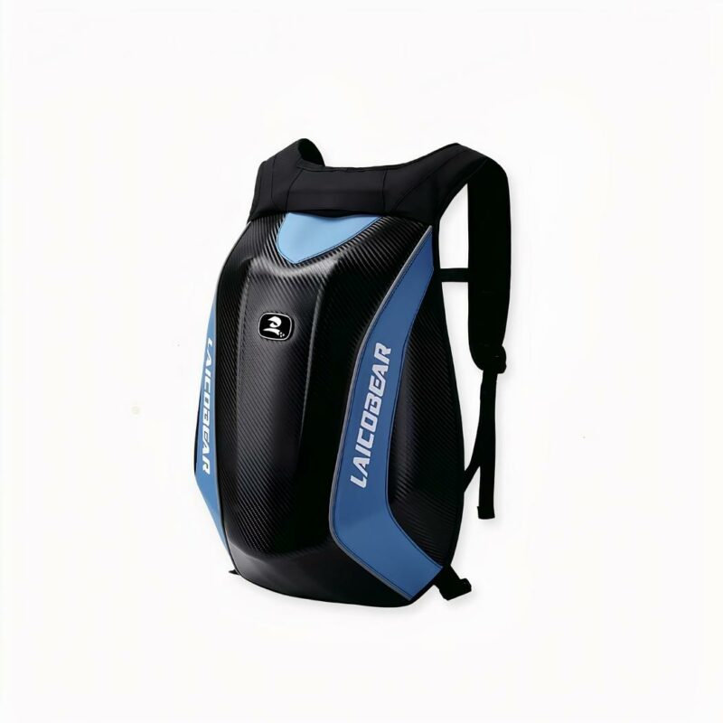 Wasserdichter, dehnbarer Motorrad-Rucksack in blauer Ausführung auf hellgrauem Hintergrund.