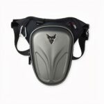 Hochwertiger Hartschalen-Motorrad-Rucksack in grauer Ausführung auf hellgrauem Hintergrund.