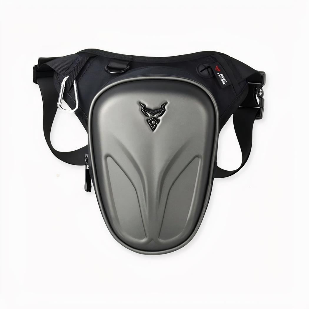 Hochwertiger Hartschalen-Motorrad-Rucksack in grauer Ausführung auf hellgrauem Hintergrund.