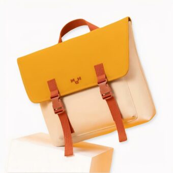 Die Einkaufssaison für den Schulanfang hat begonnen, was bedeutet, dass es Zeit ist, den idealen Rucksack für Ihr Kind zu finden. Bei so vielen Optionen auf dem Markt kann es schwierig sein, den richtigen Rucksack für Ihre Familie zu finden. Aber wir helfen Ihnen mit unserem ergonomischen, wasserdichten Rucksackordner. Dieser wasserdichte ergonomische Schulranzen-Rucksack wurde speziell entwickelt, um Rückenschmerzen zu lindern und eine bequeme Passform zu gewährleisten. Die Gurte sind verstellbar, so dass sie für jeden Benutzer individuell angepasst werden können. Und das Beste daran? Er ist absolut wasserdicht, so dass Sie sich keine Sorgen machen müssen, dass die Bücher und Schulsachen Ihres Kindes nass werden, wenn sie vom Regen überrascht werden. Wenn Sie einen Rucksack suchen, der Ihr Kind bequem und trocken hält und gleichzeitig den Strapazen des täglichen Gebrauchs standhält, dann suchen Sie nicht weiter als unseren ergonomischen, wasserdichten Schulranzen-Rucksack. Er ist die ideale Wahl für jede Familie.