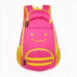 Wenn es um Mode und Funktionalität geht, ist unser ergonomischer Kinderrucksack in Rosa ein Volltreffer! Sein schickes rosa Design ist perfekt für Kinder, die sich behaupten wollen, während sein ergonomisches Design für optimalen Komfort und Unterstützung sorgt. Dieser Rucksack wurde aus strapazierfähigen Materialien hergestellt und ist so konzipiert, dass er lange hält und den Strapazen des täglichen Gebrauchs standhält. Das geräumige Hauptfach ist ideal für Schulbücher, Hefte und andere wichtige Dinge, während die Vordertasche mit Reißverschluss eine praktische Aufbewahrungsmöglichkeit für kleine Gegenstände bietet. Die Schultergurte sind verstellbar, um sich dem Körperbau jedes Kindes anzupassen und die gepolsterte Rückwand sorgt für maximalen Komfort beim Tragen. Für zusätzlichen Komfort ist der Rucksack mit einem reflektierenden Band ausgestattet, das für die Sicherheit unterwegs sorgt. Wenn Sie einen stilvollen und praktischen Rucksack suchen, ist unser ergonomischer Kinderrucksack in Rosa die perfekte Wahl!