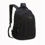 Wenn Sie einen Rucksack suchen, der all Ihre Sachen mit Leichtigkeit transportieren kann, dann brauchen Sie den ergonomischen schwarzen Rucksack mit großem Fassungsvermögen. Dieser Rucksack bietet viel Platz für alles, was Sie brauchen, und ist dank seines ergonomischen Designs bequem zu tragen.