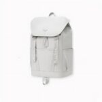 Sind Sie auf der Suche nach einem neuen Rucksack, der alles hat, was Sie brauchen? Entdecken Sie unseren wasserdichten, ergonomischen Rucksack mit großem Fassungsvermögen in grau! Dieser Rucksack ist perfekt für alle, die Wert auf Stil, Komfort und Funktionalität legen. Das ergonomische Design dieses Rucksacks bedeutet, dass er auch bei hohem Gewicht bequem zu tragen ist. Die Polsterung der Schultergurte und der Rückenplatte verhindert Schulter- und Rückenschmerzen, selbst wenn Sie schwere Schulbücher oder Wanderausrüstung tragen. Und das große Fassungsvermögen bedeutet, dass Sie alles unterbringen können, was Sie brauchen, egal ob für eine Tageswanderung oder eine Wochenreise. Oh, und haben wir schon erwähnt, dass er auch wasserdicht ist? Das bedeutet, dass Ihre Sachen trocken bleiben, egal wie das Wetter draußen ist. Ob Sie in einen plötzlichen Regenschauer geraten oder durch einen feuchten Wald wandern, Ihre Sachen bleiben trocken. Wenn Sie also nach einem vielseitigen, bequemen und stilvollen Rucksack suchen, dann suchen Sie nicht weiter als nach unserem ergonomischen, wasserdichten Rucksack mit großem Fassungsvermögen in Grau!