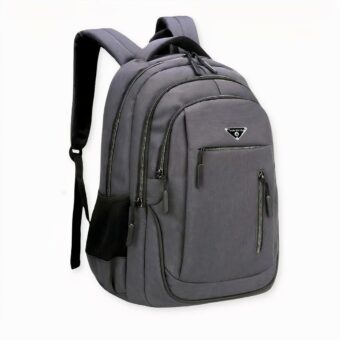 Wenn Sie einen neuen Rucksack suchen, möchten Sie etwas, das bequem zu tragen ist, viel Platz bietet und gut aussieht. Der ergonomische Rucksack mit großem Fassungsvermögen in Dunkelgrau hat all diese Eigenschaften und noch viel mehr. Dieser Rucksack ist so konzipiert, dass er auch dann bequem zu tragen ist, wenn er mit Gegenständen gefüllt ist. Die verstellbaren Schultergurte ermöglichen eine einfache und perfekte Passform und die gepolsterte Rückenplatte sorgt dafür, dass Sie sich auch bei längerem Tragen nicht unwohl fühlen. Darüber hinaus ist die dunkelgraue Farbe perfekt für Männer und Frauen geeignet. Wenn Sie einen Rucksack suchen, der viel Platz bietet, ist dies die perfekte Option. Er verfügt über ein großes Hauptfach und mehrere kleine Taschen, so dass Sie alle Ihre Sachen leicht organisieren können. Und mit einer Gewichtskapazität von 15 kg können Sie alles mitnehmen, was Sie für einen Wochenendausflug oder eine längere Reise benötigen. Wenn Sie also nach einem neuen Rucksack suchen, der bequem, elegant und geräumig ist, ist der ergonomische Rucksack mit großer Kapazität in Dunkelgrau die perfekte Wahl.