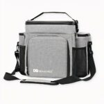Dieser moderne und kompakte Kühlrucksack ist das ideale Accessoire für unterwegs. Er verfügt über ein geräumiges Hauptfach und eine Fronttasche mit Reißverschluss, so dass Sie Ihre Sachen leicht verstauen können. Das isothermische Design sorgt dafür, dass Ihre Speisen und Getränke bei jedem Wetter die richtige Temperatur haben. Das robuste, wasserfeste Material schützt den Rucksack vor Wind und Wetter. Die gepolsterten Schultergurte sind verstellbar und bieten optimalen Komfort. Mit seiner kompakten Größe und seinem eleganten Design ist dieser Kühlrucksack Ihr bester Begleiter auf allen Reisen.