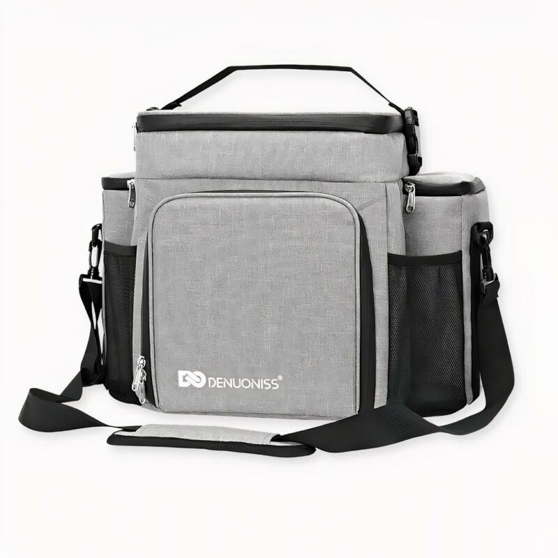 Dieser moderne und kompakte Kühlrucksack ist das ideale Accessoire für unterwegs. Er verfügt über ein geräumiges Hauptfach und eine Fronttasche mit Reißverschluss, so dass Sie Ihre Sachen leicht verstauen können. Das isothermische Design sorgt dafür, dass Ihre Speisen und Getränke bei jedem Wetter die richtige Temperatur haben. Das robuste, wasserfeste Material schützt den Rucksack vor Wind und Wetter. Die gepolsterten Schultergurte sind verstellbar und bieten optimalen Komfort. Mit seiner kompakten Größe und seinem eleganten Design ist dieser Kühlrucksack Ihr bester Begleiter auf allen Reisen.