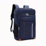 Die Kühltasche mit großem Fassungsvermögen ist ein praktisches und elegantes Accessoire, mit dem Sie Ihre Speisen und Getränke kühl und bei der richtigen Temperatur halten können. Sein großes Fassungsvermögen macht ihn zur idealen Lösung für Picknicks, Grillfeste, Reisen und andere Ausflüge. Er ist aus robusten und langlebigen Materialien gefertigt, mit starken Nähten und einem wasserfesten Reißverschluss. Das Außenmaterial ist wasserabweisend und leicht zu reinigen. Das Innere ist mit einem isothermischen Futter ausgestattet, das die Wärme und die Kälte im Inneren hält. Außerdem wird sie mit einem verstellbaren Riemen und einem Tragegriff für einen einfachen und bequemen Transport geliefert. Mit dieser Kühltasche mit großem Fassungsvermögen können Sie alle Ihre Lebensmittel und Getränke sicher und entspannt transportieren.
