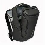 Ein schwarzer Laptop-Rucksack, der auf dem Boden vor einem weißen Hintergrund steht. Er hat Taschen an den Seiten und zwei schwarze Schultergurte auf der Rückseite. Der Rucksack hat einen modernen Stil.