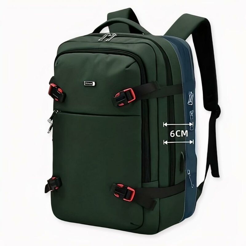 Ein grüner Rucksack mit großem Fassungsvermögen, der gerade auf einem weißen Hintergrund steht. Er hat vier schwarz-rote Verschlüsse auf der Vorderseite, einen Griff auf der Oberseite und zwei Schultergurte auf der Rückseite.