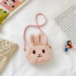 CP-Tasche aus Plüsch mit Schulterriemen in Form eines kleinen Hasenkopfes