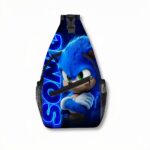 Blauer Rucksack mit Sonic-Figur und Schulterriemen mit einem Reißverschluss quer über die Vorderseite des Rucksacks, auf hellgrauem Hintergrund