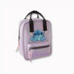 Kleiner lila Rucksack für Kinder mit Stitch auf hellgrauem Hintergrund