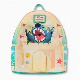 Kleiner Kinderrucksack mit Stitch in einer Strandlandschaft auf hellgrauem Hintergrund