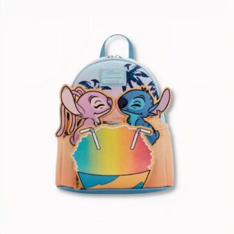 Blau-beiger Rucksack mit den Figuren Stitch und Angel, die am Strand an einem Cocktail nippen, auf hellgrauem Hintergrund