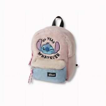 Weicher Kinderrucksack mit Stitch und der Aufschrift "oh yeah whatever" auf hellgrauem Hintergrund