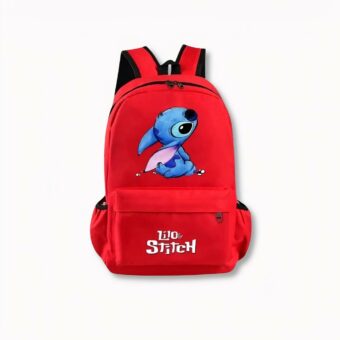 Roter Kinderrucksack mit der Figur Stitch auf der Vorderseite und dem Schriftzug Lilo und Stitch auf der Vordertasche, auf hellgrauem Hintergrund