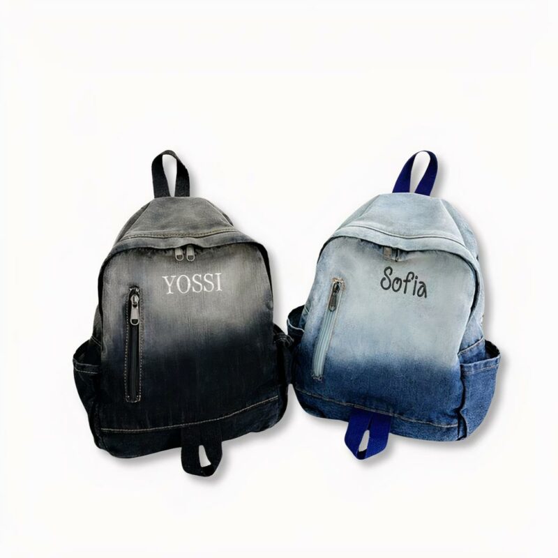 2 Denim-Rucksäcke für Kinder, personalisiert mit den Namen von Yossi und Sophia in abgestuften blauen und schwarzen Farben auf hellgrauem Hintergrund