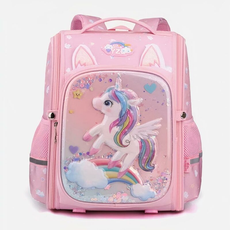 Foto eines rosafarbenen Rucksacks mit einem Einhornmotiv. Es ist weiß mit einer Mähne und einem Schweif in Regenbogenfarben. Es galoppiert auf einem Regenbogen und ist von Herz- und Sternenmotiven sowie Glitter umgeben. Das Ganze ist geprägt. Es gibt auch zwei Einhornohren über der Tasche und zwei kleine Aufbewahrungstaschen an den Seiten.