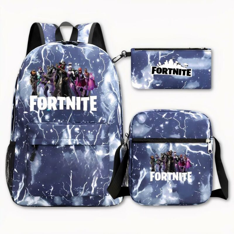 Foto eines Fortnite-Rucksacks, einem bekannten Videospiel. Der Rucksack ist mit weißen blitzartigen Grafiken auf blauem Hintergrund gestaltet. Auf der Vorderseite des Rucksacks befindet sich ein Bild eines Charakters aus dem Spiel, darunter steht in weißer Schrift Fortnite. Auf der rechten Seite des Bildes finden wir oben ein Mäppchen mit dem Fortnite-Logo in Schwarz und Weiß, das das gleiche Design wie die Tasche hat, und unten rechts eine Umhängetasche, die das gleiche Design und Motiv wie die Umhängetasche hat. Der Hintergrund des Bildes ist hellgrau.