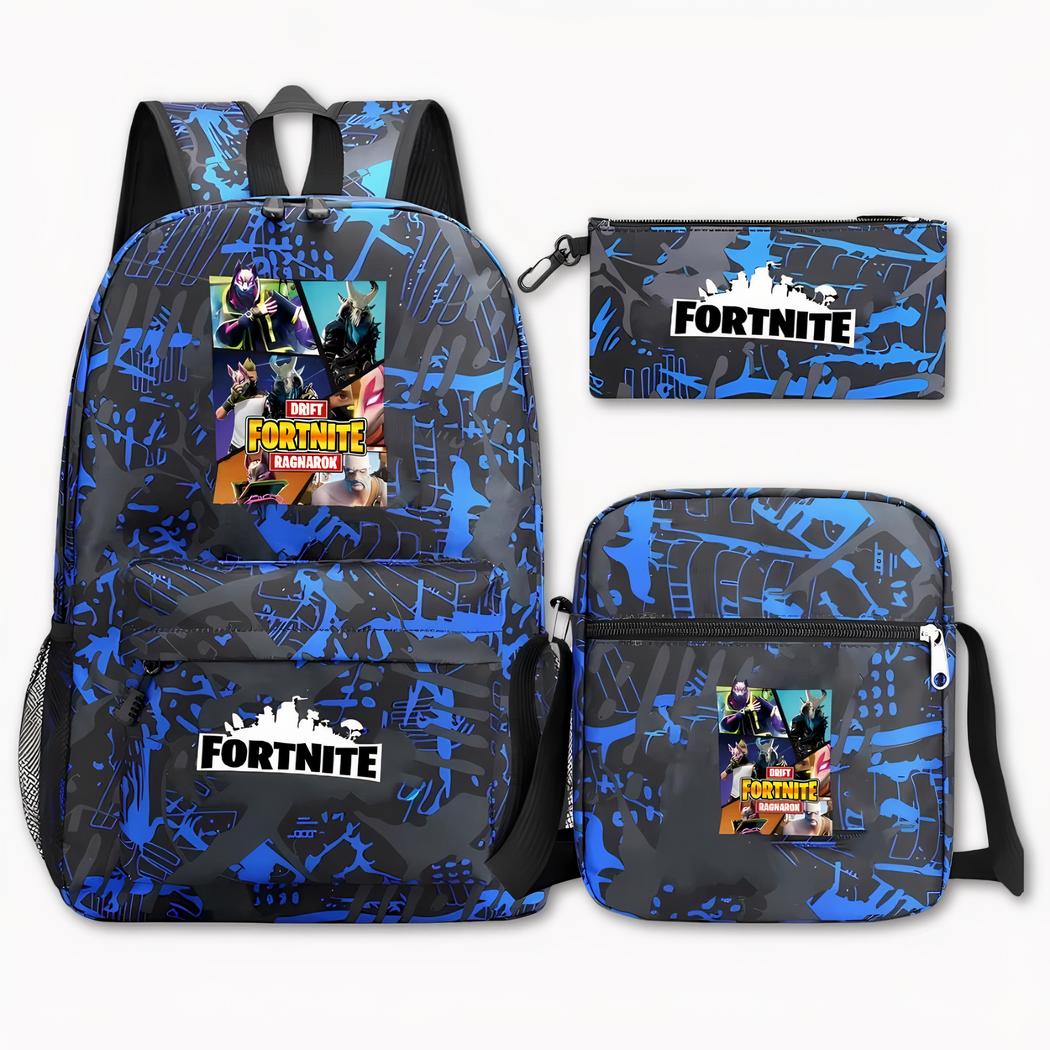 Foto eines Fortnite Rucksacksets. Das Set besteht aus einem Rucksack mit abstrakten schwarz-blauen Mustern, einem Bild von Charakteren aus dem Videospiel und dem Fortnite-Logo in Schwarz und Weiß auf der Fronttasche. Dann eine Tasche mit dem gleichen Design und dem gleichen Logo. Die Umhängetasche enthält das gleiche Bild der Tasche und das gleiche Design. Alles auf hellgrauem Hintergrund.