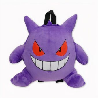 Foto eines Pokémon Rucksacks, Das Pokémon heißt Ectoplasma, es ist violett mit bösartigen roten Augen, mit einem Lächeln, das böse aussieht. Sein Körper ist rund mit vier Beinen und zwei Hörnern auf seinem Kopf. Hinter ihm sind schwarze Hosenträger und ein schwarzer Griff über seinem Kopf zu sehen. Das Ganze befindet sich auf einem hellgrauen Hintergrund.