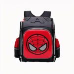 Foto eines Spiderman-Rucksacks. Er ist schwarz und rot. Auf der Vordertasche ist das Gesicht von Spiderman in einem Kreis abgebildet. Auf der Oberseite ist der Buchstabe A eingeprägt. In der oberen linken Ecke des Bildes befindet sich das Disney- und Marvel-Logo. Der Hintergrund des Bildes ist weiß.