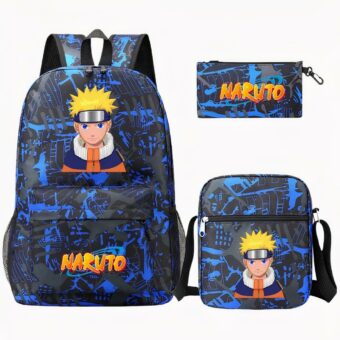 Blau-schwarzer Rucksack mit dem Kopf von Naruto auf der Oberseite des Rucksacks. Naruto-Schriftzug auf der Vordertasche in Orangetönen. Rechts eine passende Umhängetasche und ein Federmäppchen.