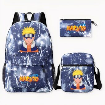 Foto eines Naruto Rucksacks mit weißen Blitzen auf blauem Hintergrund als Motiv. Auf der Oberseite der Tasche befindet sich ein Naruto-Design mit einem blauen Stirnband und einer grauen Plakette, er ist mit einem orangefarbenen, blauen und beigen Mantel gekleidet. Auf der rechten Seite des Bildes befindet sich eine Umhängetasche und ein Etui im gleichen Design wie die Tasche.