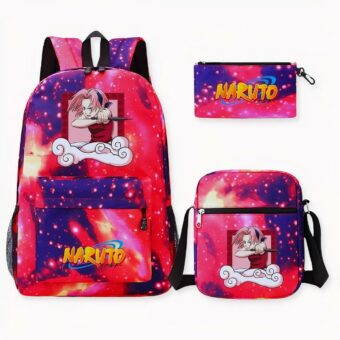 Dreiteiliges Naruto-Set in Lila- und Rosatönen: ein Rucksack links mit einer Vordertasche und Naruto-Motiven, ein Mäppchen oben rechts und eine Umhängetasche unten rechts. Alles zusammenpassend.