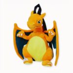 Ein gelbes Drachenpokemon-Plüschtier mit Flügeln auf einem gebrochen weißen Hintergrund