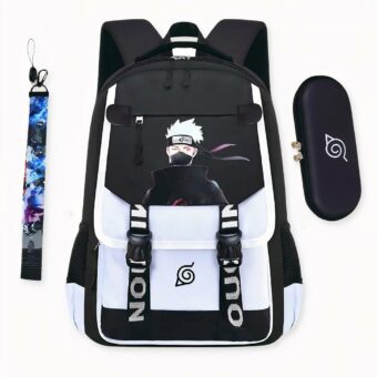 Foto eines schwarz-grauen Rucksacks. Der Rucksack mit dem Naruto-Thema verfügt über mehrere Taschen auf der Vorderseite und an den Seiten, die mit Reißverschluss oder Schnallen verschlossen sind. In der Mitte des Rucksacks befindet sich ein Design, das einen Mond darstellt, vor dem Naruto hockt. Auf der linken Seite befindet sich ein Schlüsselanhänger mit einem Design aus drei Figuren mit Feuer dahinter. Auf der rechten Seite befindet sich ein schwarzes Mäppchen mit einem weißen Naruto-Logo.